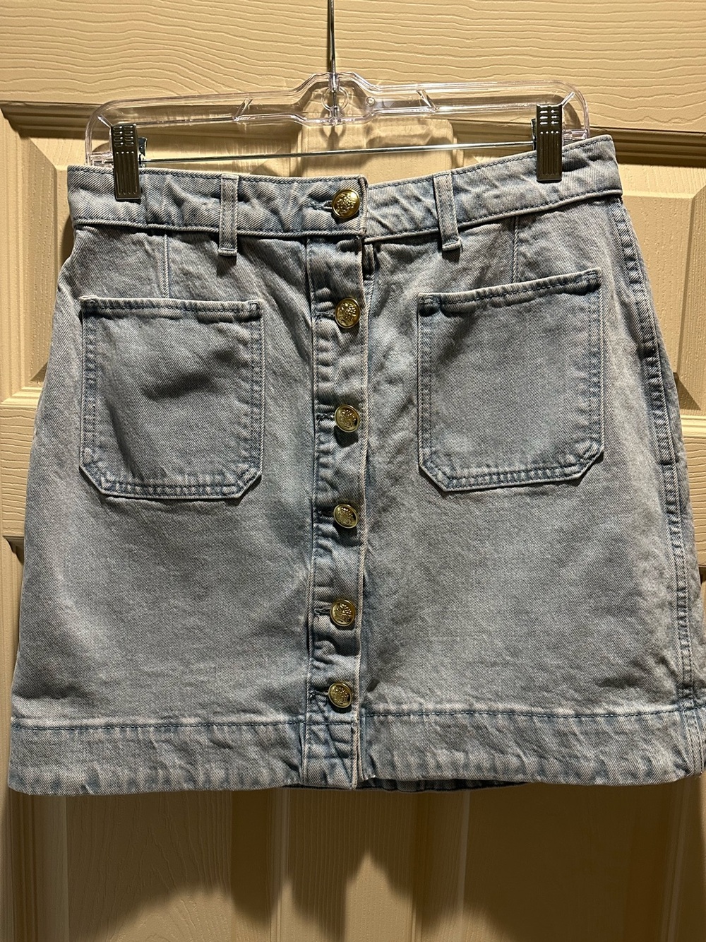 🌟 NWT Free Assembly Front Button Denim Mini Skirt – Size 2 🌟
